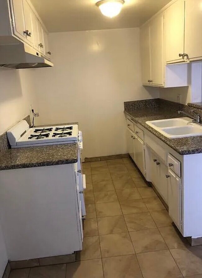 Building Photo - 1024 Justin Ave