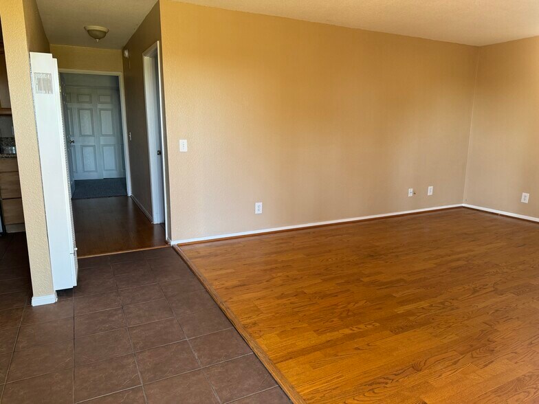 Building Photo - 868 E Alvarado St