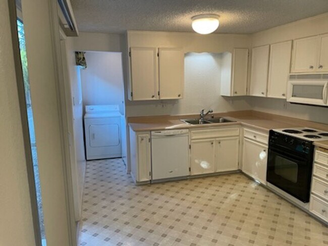Building Photo - $500 Move In Special! University Place Gro...