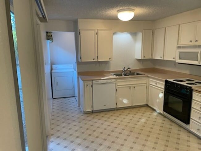 Building Photo - University Place Ground Floor Apartment Ho...