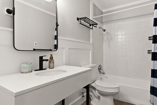 Building Photo - 2606 Lake Rd