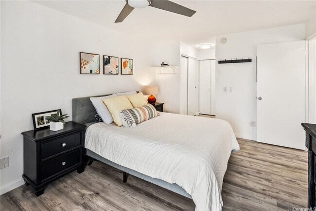 Building Photo - AVAILABLE NOW! 2 bed, 2 bath, 1 parking