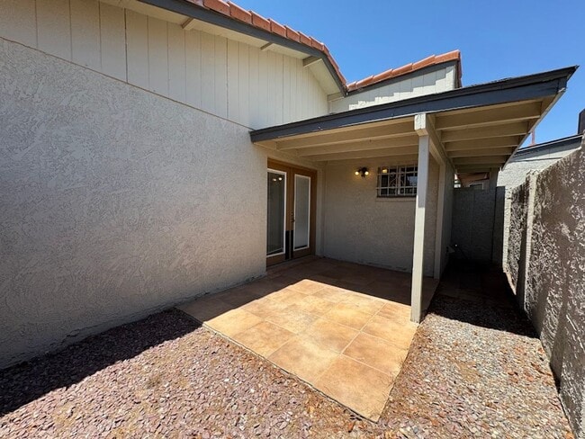 Building Photo - Bright & Spacious 2 Bedroom Condo with Vaulted Ceilings in Phoenix