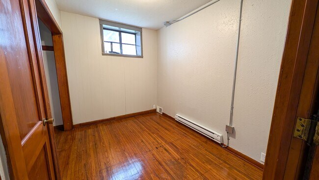 Building Photo - 704 Hickory St