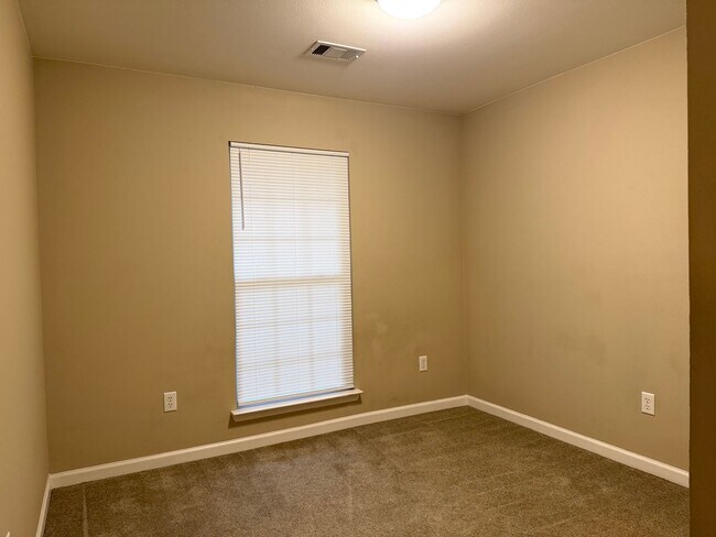 Building Photo - 327 Autumn Dr