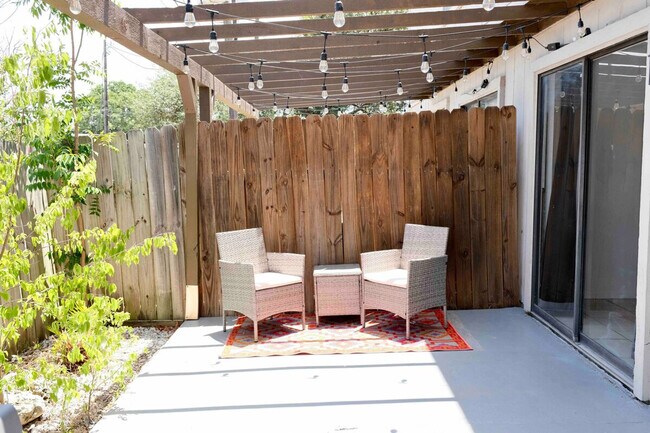 Building Photo - 1708-1710-1710 Horseshoe Cir