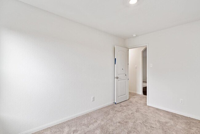 Building Photo - 205 Allington Cir