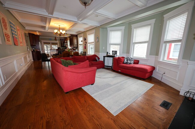 Building Photo - 3K SQ. FT MASSIVE APT W 4 BATHROOMS, LAUNDRY IN UNIT, PET FRIENDLY AND NO FEE!  2 FREE PARKING SP...