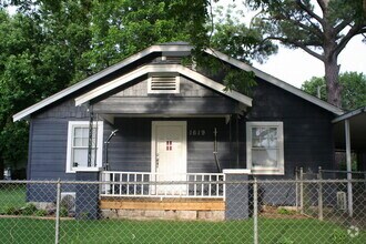 Building Photo - Beautiful North Side Craftsman!