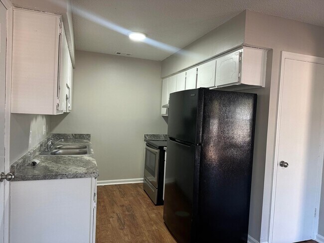 Building Photo - MOVE IN SPECIAL: $500 OFF 1ST FULL MONTH'S RENT!**