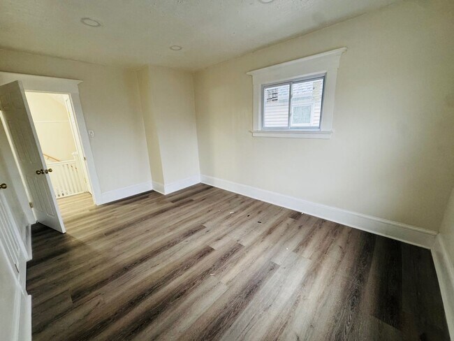 Building Photo - Charming 4-Bedroom Property in Prime Location