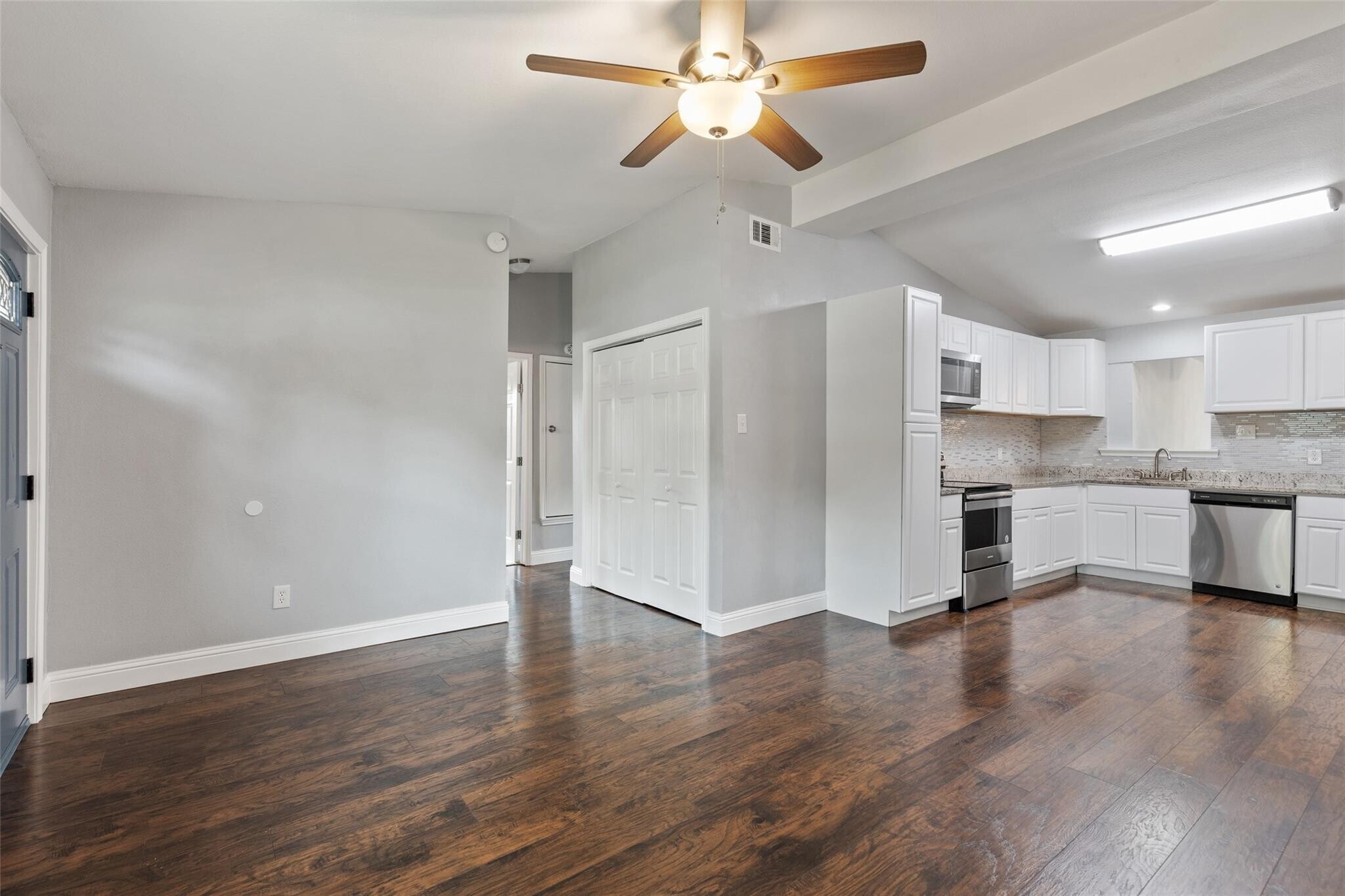 Living area - 626 Seneca Dr