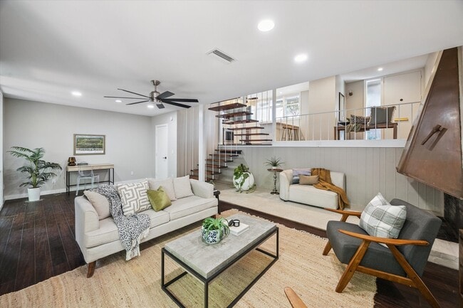 Building Photo - 5242 Memorial Dr