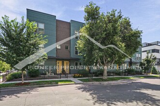 Building Photo - Gorgeous Townhouse with Central AC and Rooftop Deck