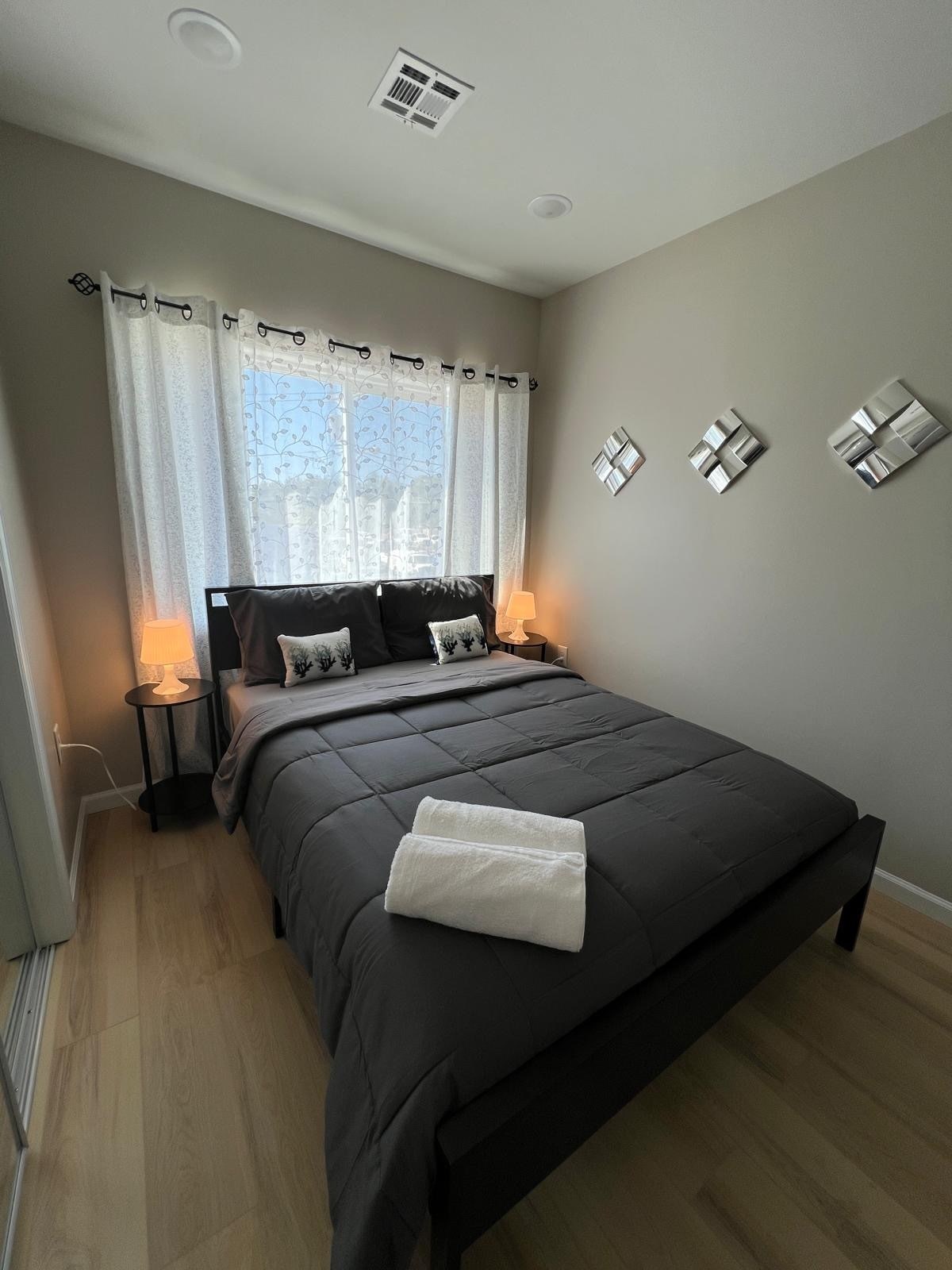 Room with furnished option - 40 Lewis Ave