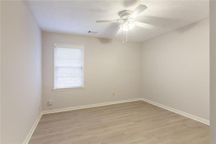 Building Photo - 390 Tidwell Rd