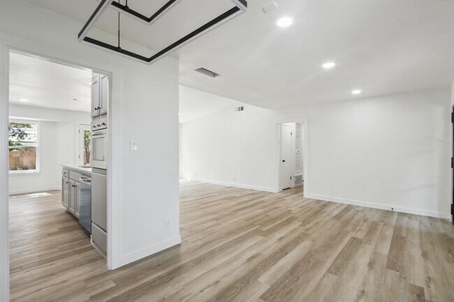 Building Photo - 9807 Kendal Dr