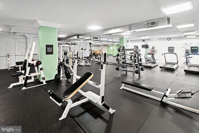 Building Photo - 4600 S Four Mile Run Dr