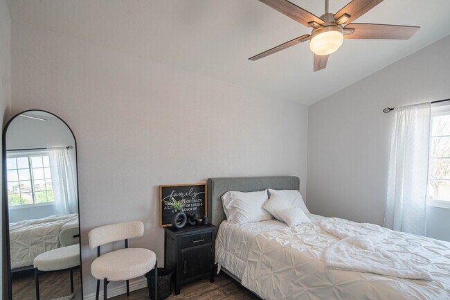 Building Photo - 10615 N 63rd Dr