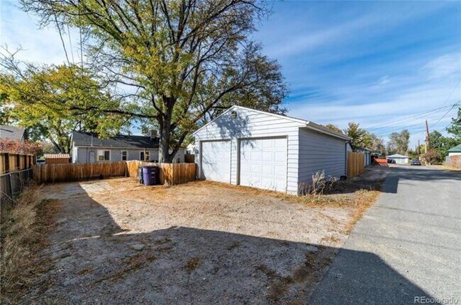 Building Photo - Nicely Remodeled 2 bedroom Bungalow.