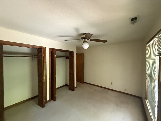Building Photo - 113 S Peak Dr