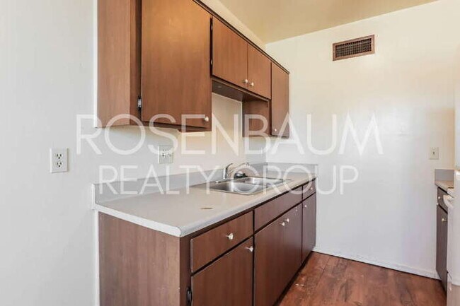 Building Photo - 1518 E Hedrick Dr