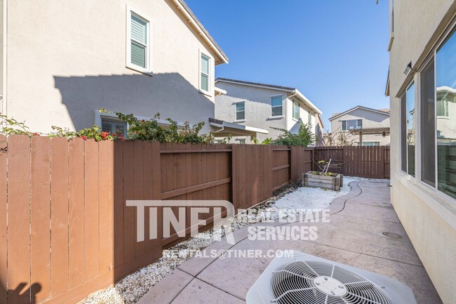 Building Photo - Upscale Elk Grove Home in Gated Community