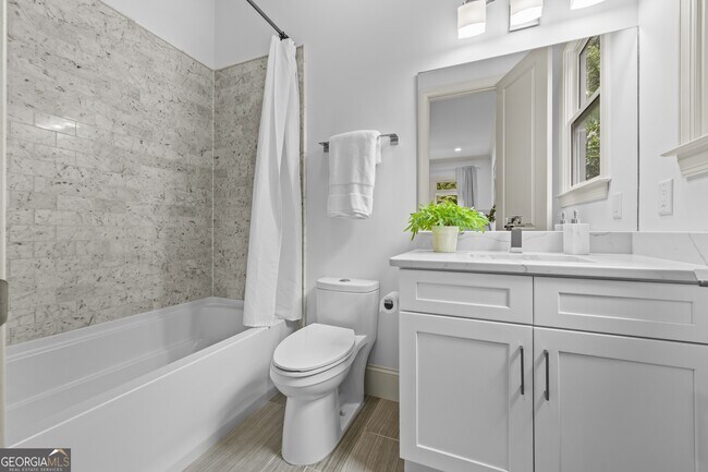 Building Photo - 1742 Helen Dr NE