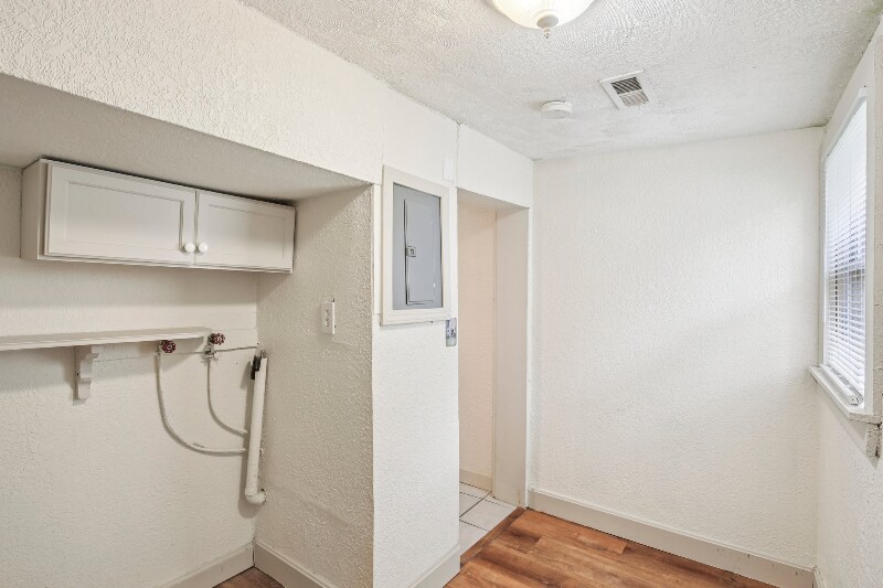 Building Photo - 726 S Oak St
