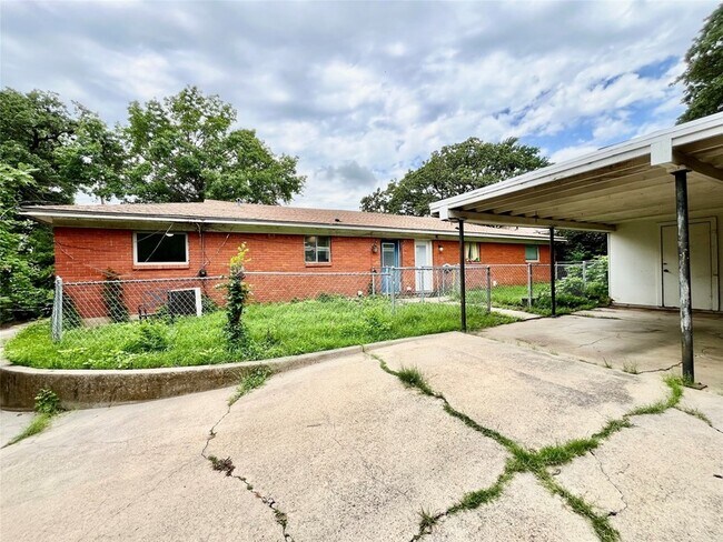 Building Photo - 2614 Denison St