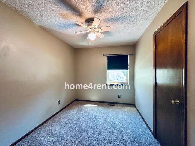 Building Photo - Spacious Liberty Home w/ an Updated Kitche...