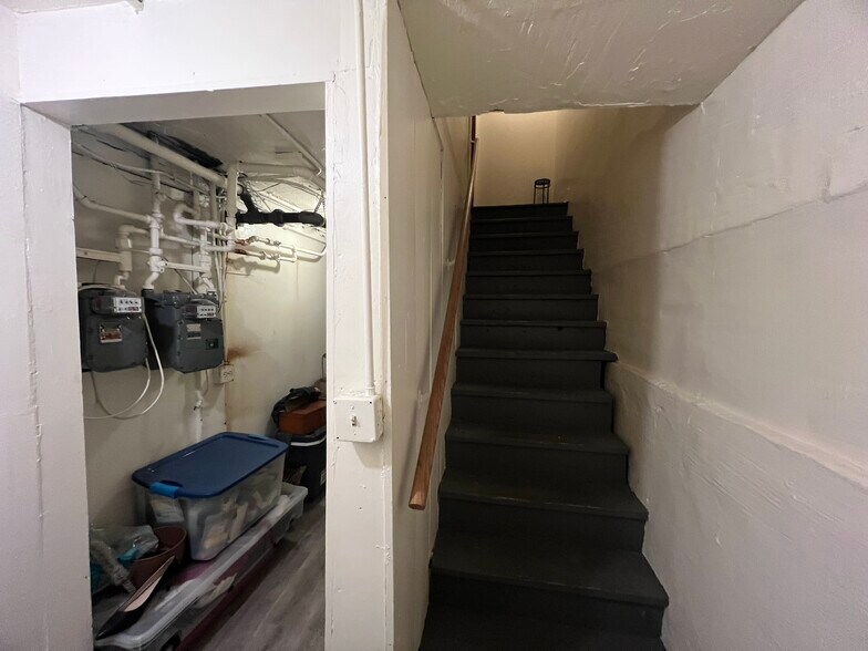 Building Photo - 1620 W Thome Ave