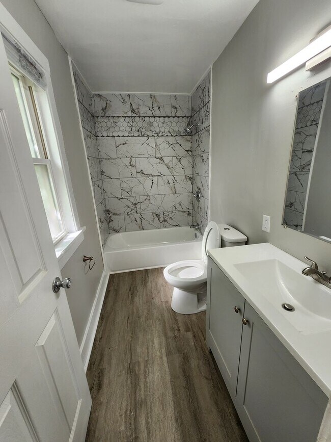 Building Photo - GLEN PARK LIVING! Near IUN & Golf Course!