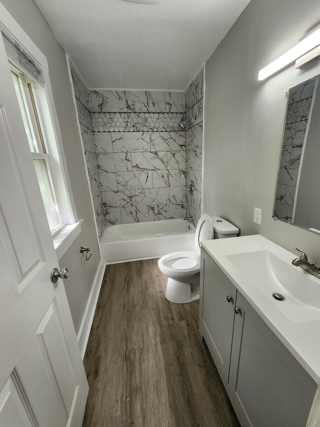 Building Photo - Large Glen Park Home! Original Hardwood Fl...