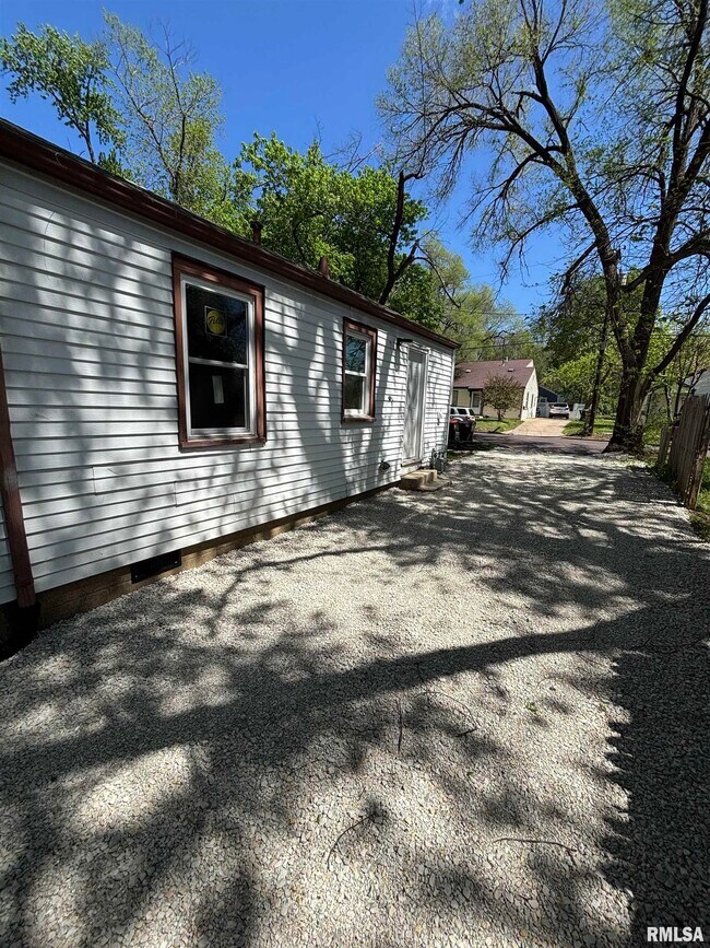 Building Photo - 1703 N Valley Ave