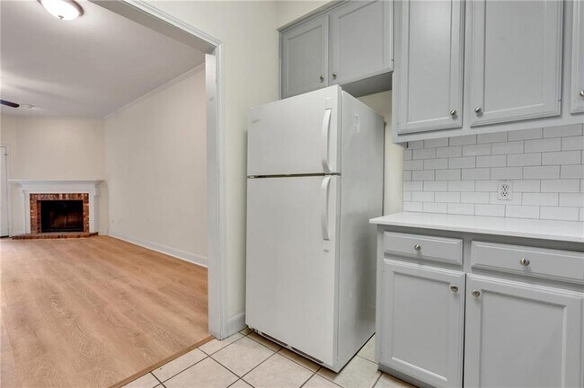 Building Photo - 2100 San Gabriel St