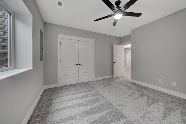 Building Photo - Beautiful Luxury Townhome