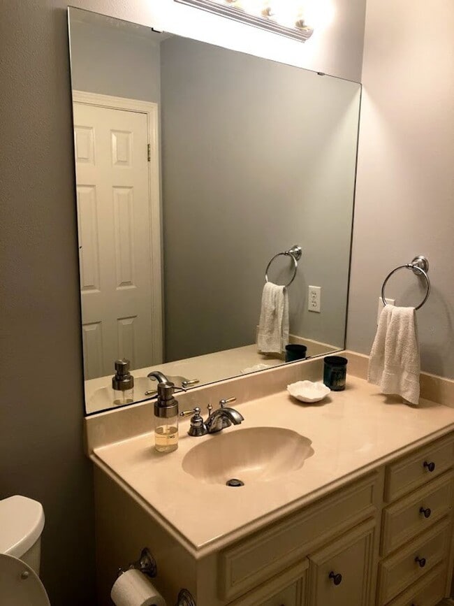 Building Photo - Northgate Village Home.