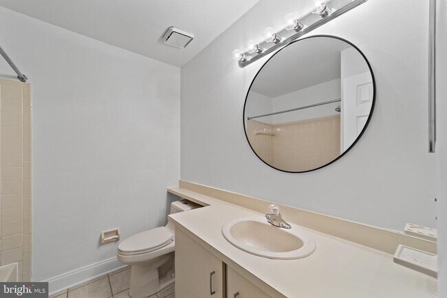 Building Photo - 722 Sedgewick Ct