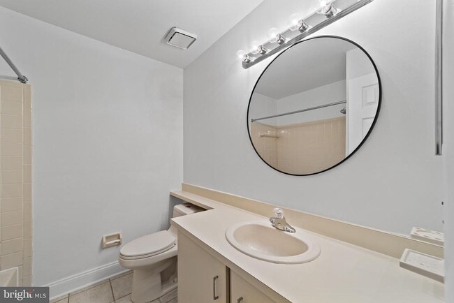 Building Photo - 722 Sedgewick Ct