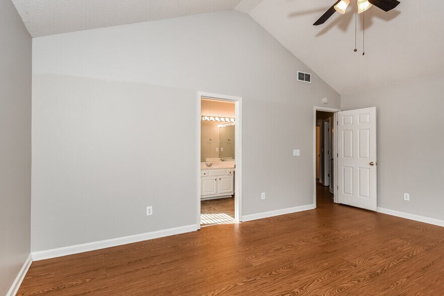 Building Photo - 135 Wallnut Hall Cir