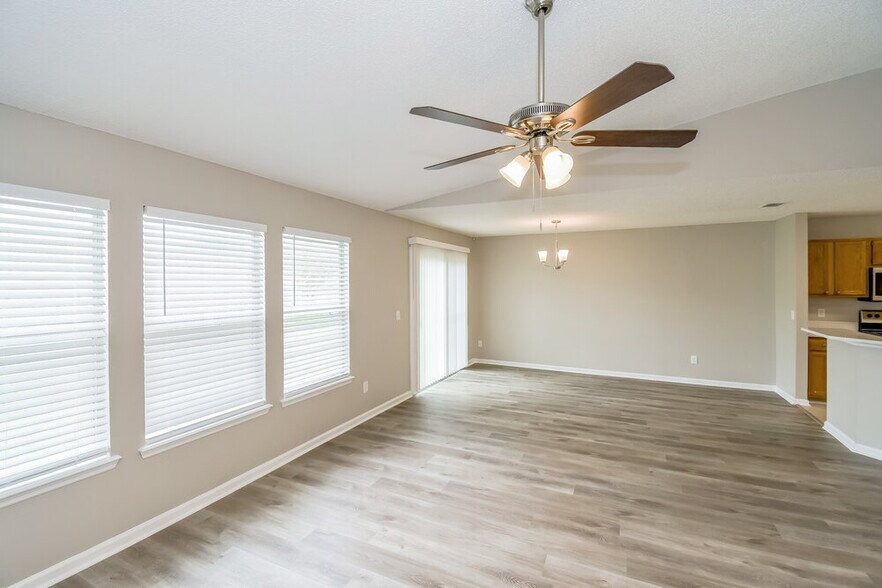 Building Photo - 732 Lake Geneva Dr