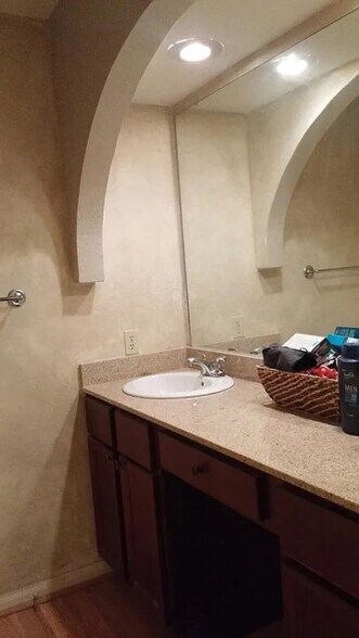 Main bath w/ 2 sinks - 67 Madrid Ave