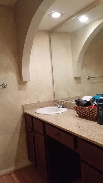 Main bath w/ 2 sinks - 67 Madrid Ave