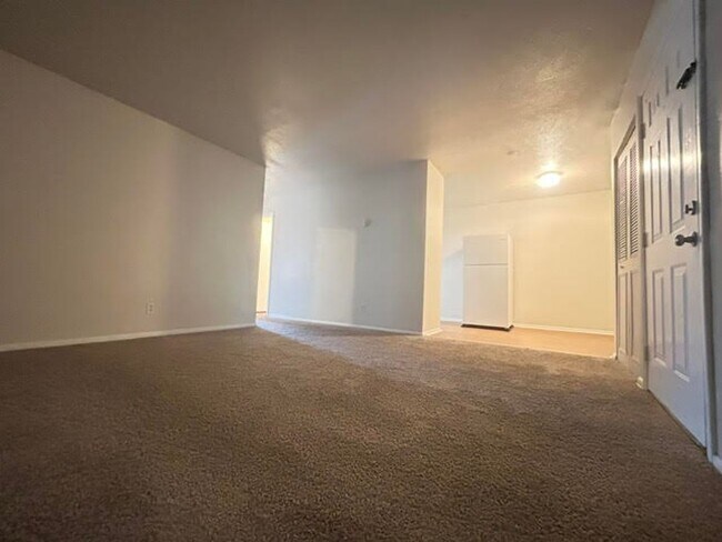 Building Photo - Spacious 1–3 Bedroom Apartments in South Louisville | Cedar Chase