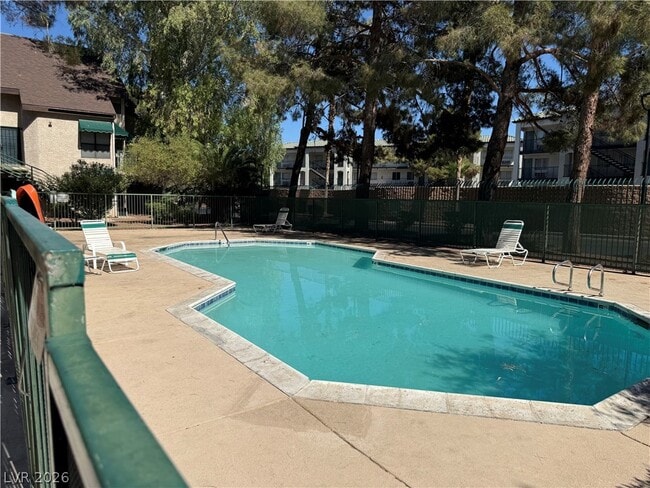 Building Photo - 530 Elm Dr