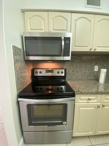 Building Photo - 9403 SW 76th St