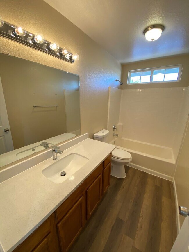 Building Photo - 4 Bed 3 Bath In Brentwood (Recently Updated)