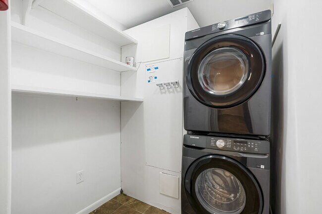 Building Photo - Two bedroom gem in the heart of Sloan's!