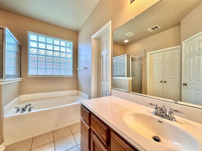 Building Photo - Your Next Home Awaits – Roomy, Bright & Co...